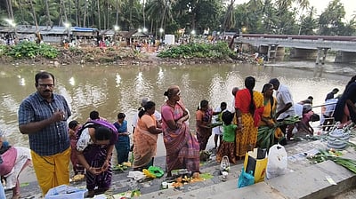 ஆடிப்பெருக்கு - பேரூர் படித்துறையில் குவிந்த பொதுமக்கள்